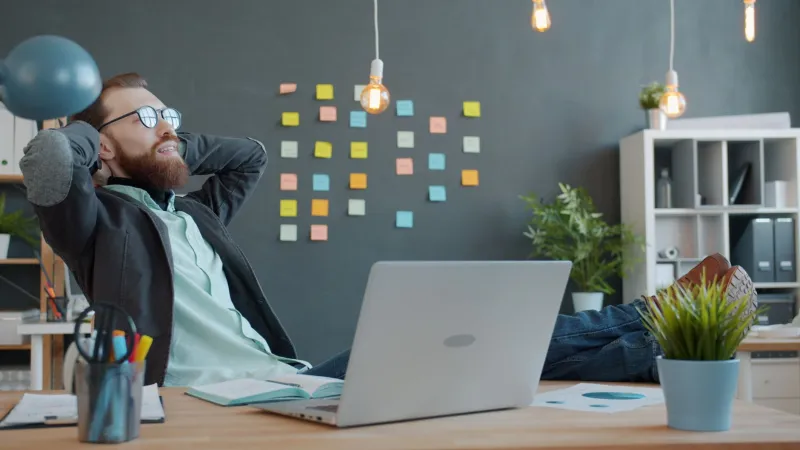 Desconectarse para crecer: cómo los empresarios hispanos están reimaginando la cultura del trabajo sin renunciar al éxito