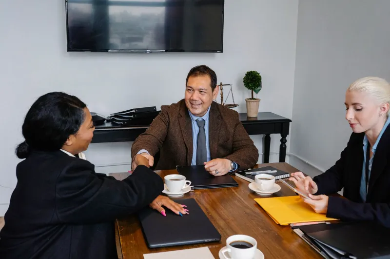 El precio del miedo: por qué los emprendedores hispanos cobran menos de lo que valen y cómo romper ese ciclo